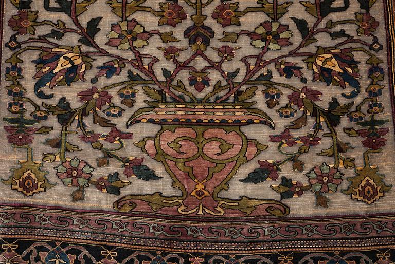 MATTA, antik/semiantik silke Keshan Souf, sannolikt Motachem, ca 112,5 x 100-93 cm (samt överst 1½ cm slätväv).