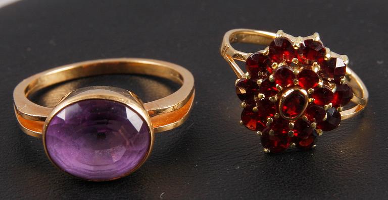 RINGAR, 2 st, guld samt granater och ametist, bl a Malmö 1967. Ca 8 g.