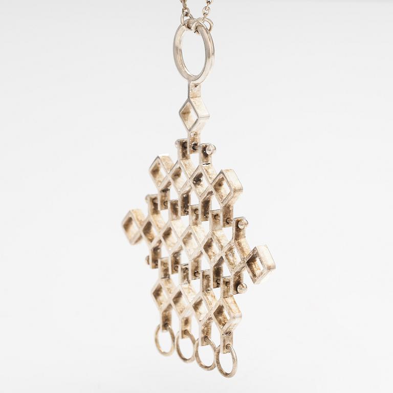 Jorma Laine, Halsband "Ruutu", silver. Kultateollisuus, Åbo 1974.