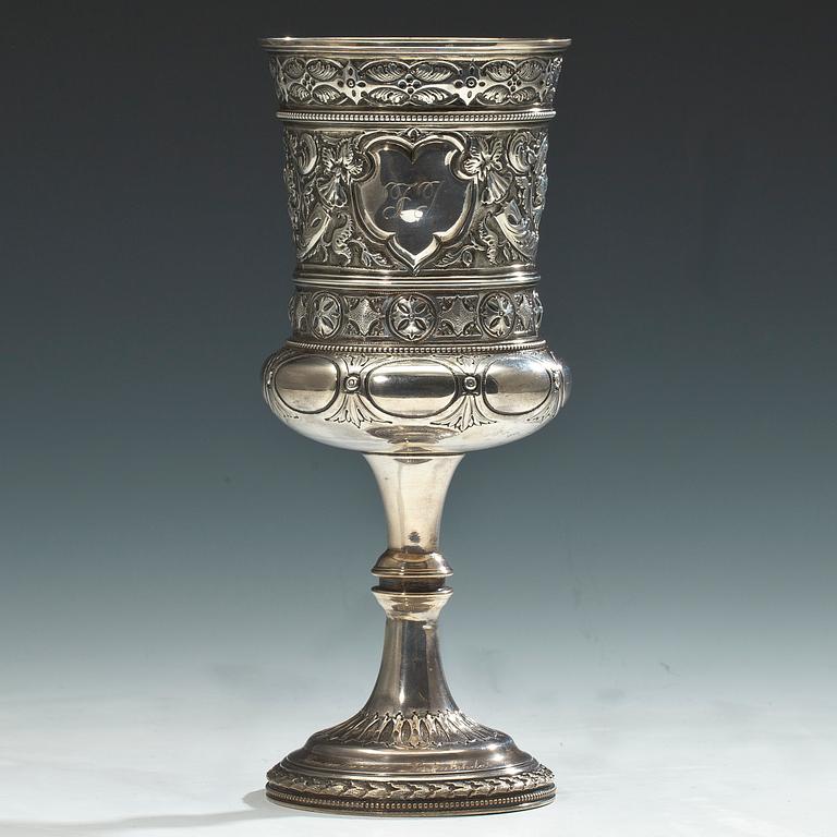 BÄGARE PÅ FOT, sterling silver, London 1871. Vikt 340 g.
