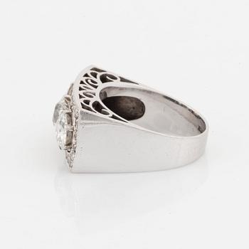 Ring 18K vitguld med gammal- och åttkantslipade diamanter.