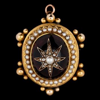 1090. A cabochon cut garnet and pearl brooch, c. 1900.