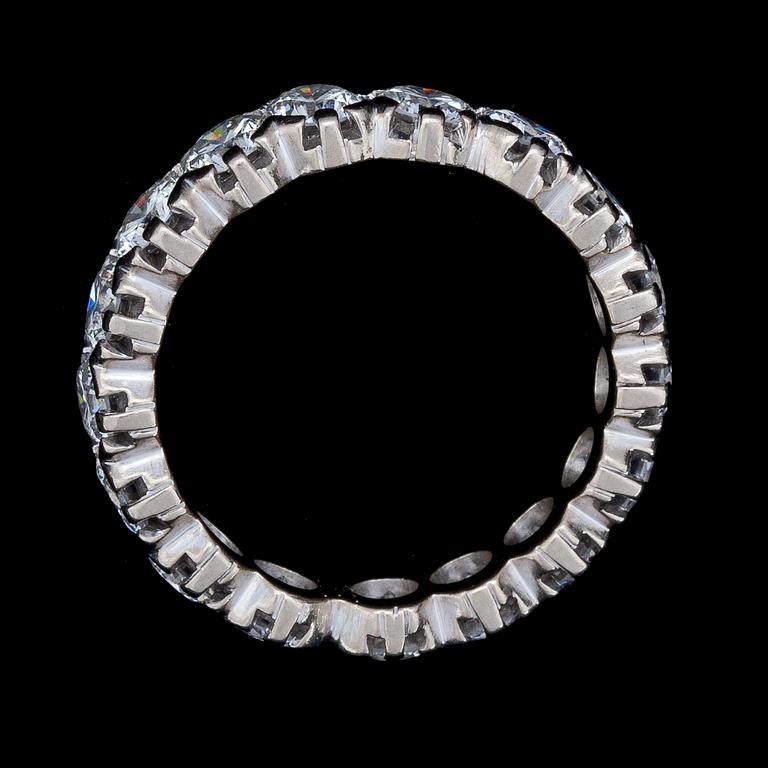 RING, sk eternity ring, briljantslipade diamanter, tot. ca 4.20 ct.