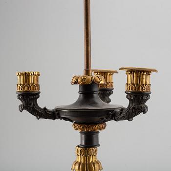 BORDSLAMPA, förgylld och patinerad brons, empire, 1800-talets första hälft.