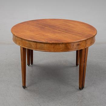 A english style dining table from the first half of the 20th century.