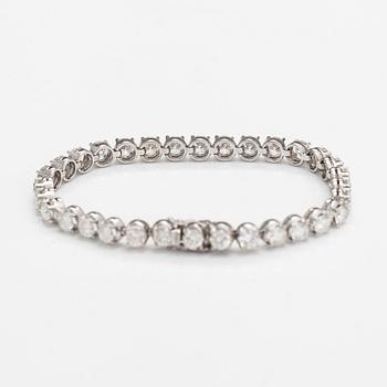 An 18K white gold tennis bracelet with brilliant-cut diamonds ca. 7.50 ct in total.