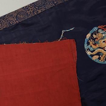 AN ALTAR DRAPE, embroidered silk. A fragment. China late Qing dynasty. 66,5 x 213-231,5 cm.