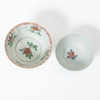 Two Chinese porcelain cups with saucers, Qing dynasty, 18th century.