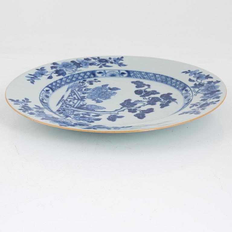 A blue and white Chinese export porcelain dish, Qing dynasty, Qianlong (1736-95).