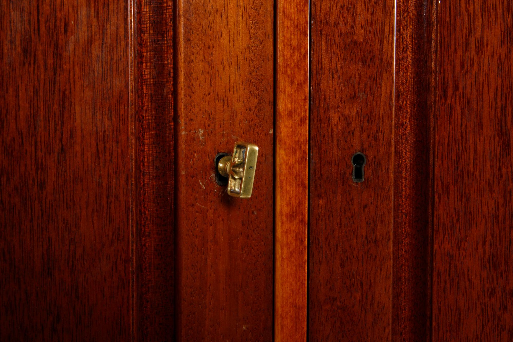 SKÄNK samt SKÅP, gustaviansk stil. 1900-tal.