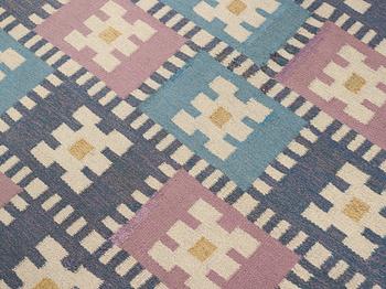 Sigvard Bernadotte, A CARPET, "Vitsippa", flat weave, 846 x 395,5 cm, signed SB.