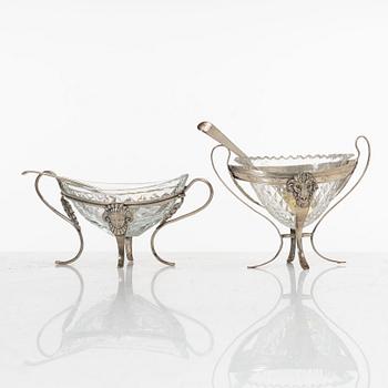 Saltkar, 2 st snarlika, silver och glas, troligen Frankrike. 1800-tal.