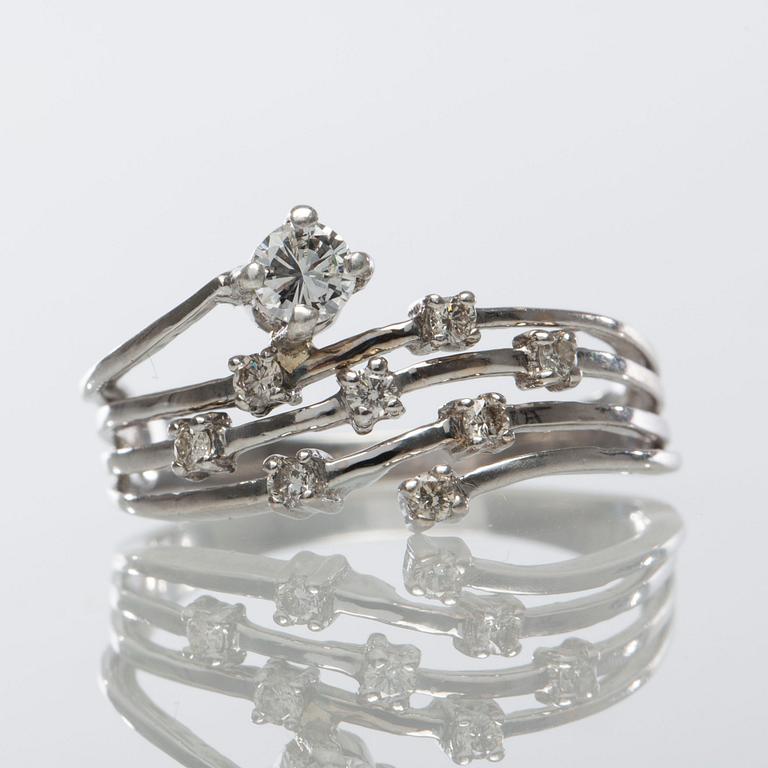 RING, 18K vitguld med briljantslipade diamanter, totalt ca 0.40 ct.