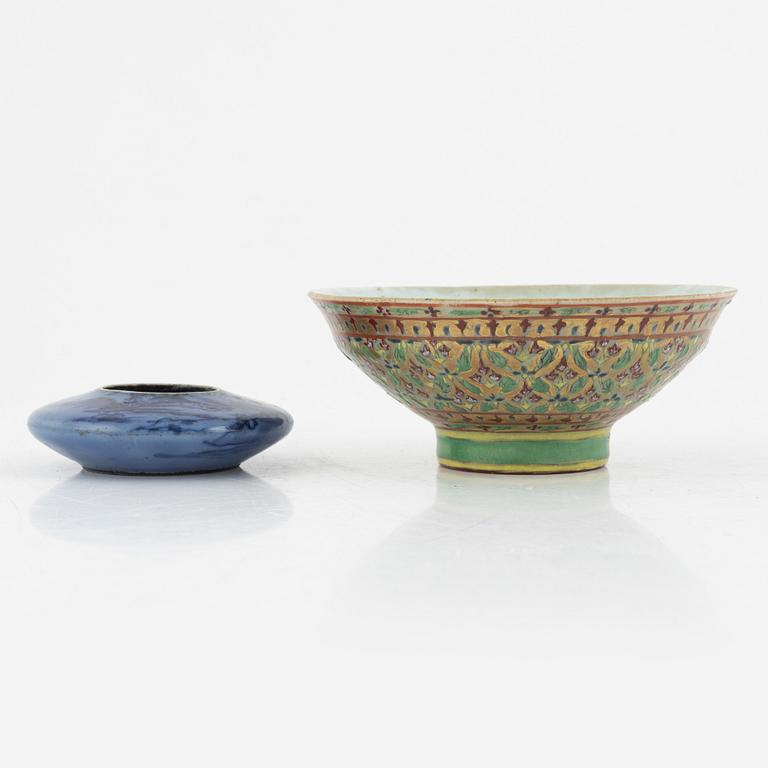 A Chinese porcelain brush washer, and a Bencharong bowl, Qing dynasty (1644-1912).