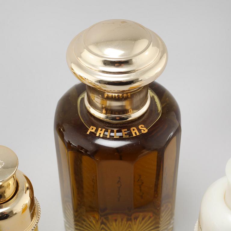 NINA RICCI, seven factices and two perfumbottles.