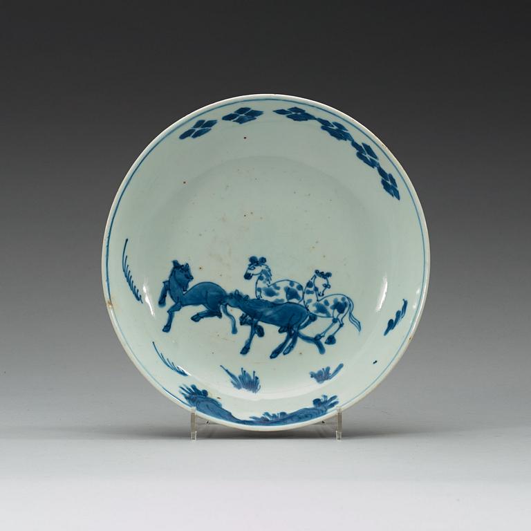 A blue and white horse dish, Tianqi/Chongzhen, 17th Century.