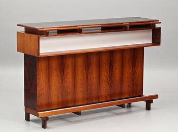 BARDISK, BARSTOLAR, 3 st samt VÄGGVITRIN, 1960-tal, etikettmärkt Dyrlund, Made in Denmark.