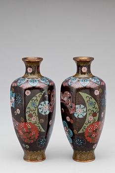 VASER, ett par, cloisonne. Japan, tidigt 1900-tal.