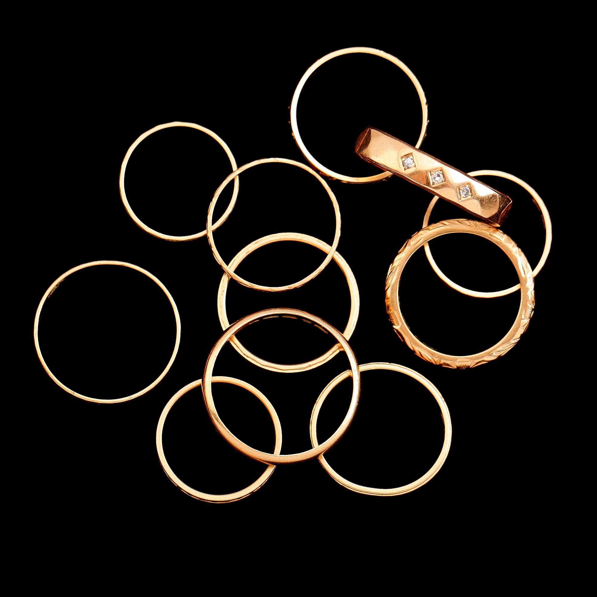 RINGAR, 11 st, 18 k guld. Vikt ca 37 gram.