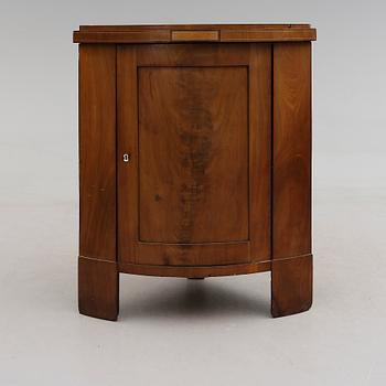 HÖRNSKÅP, 1800-talets mitt.