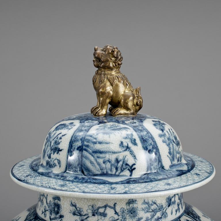 GOLVURNOR MED LOCK, ett par, porslin, Kina, Modern tillverkning.