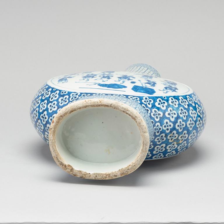 A large blue and white moon flask, Qing dynasty, 19th Century.