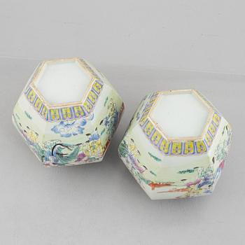 A pair of porcelain urna with covers, China, second half of the 20th century.