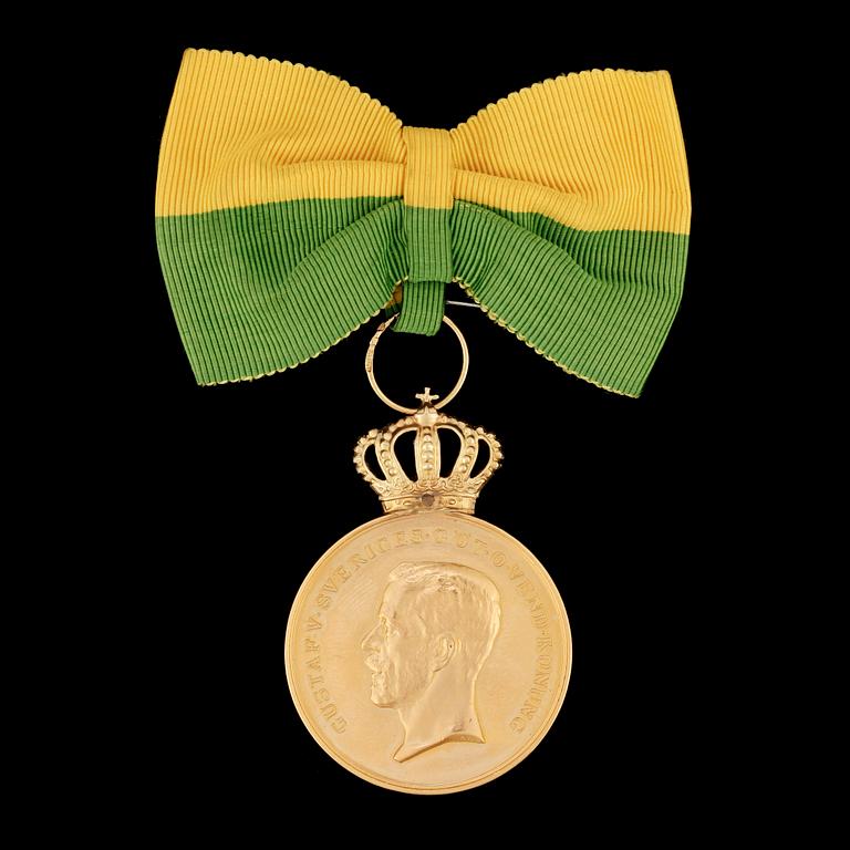 MEDALJ, 18 k, guld, "Kungliga Patriotiska Sällskapet", 1951. Totalvikt med band ca 26 gram.