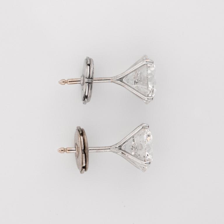 A pair of brilliant cut diamond, 2.40 cts/2.27 cts, F/SI2, earstuds.