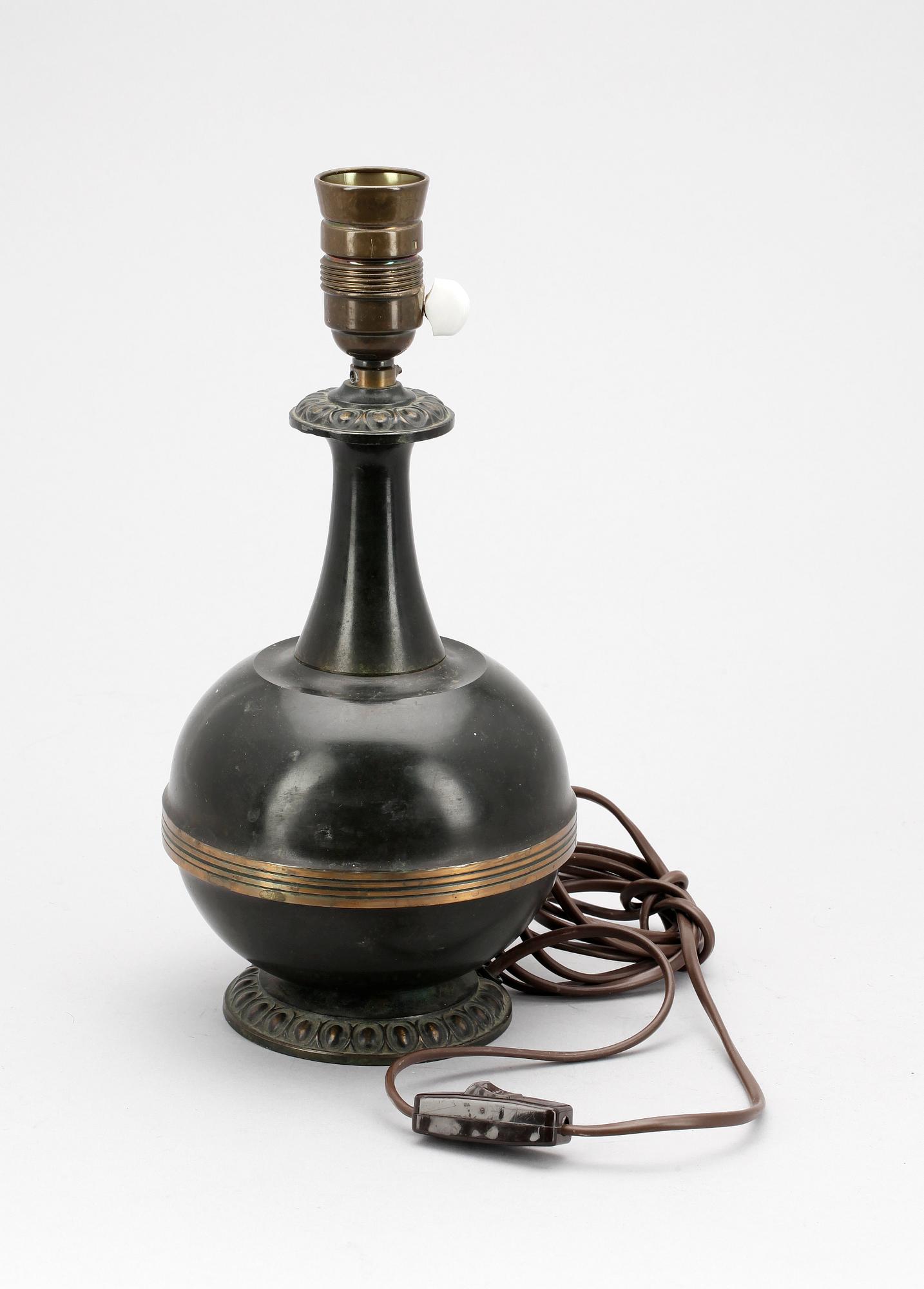 BORDSLAMPA, patinerad metall, 1930-tal.