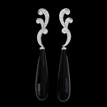 205. EARRINGS, onyx with brilliant cut diamonds, tot. 0.73 cts.