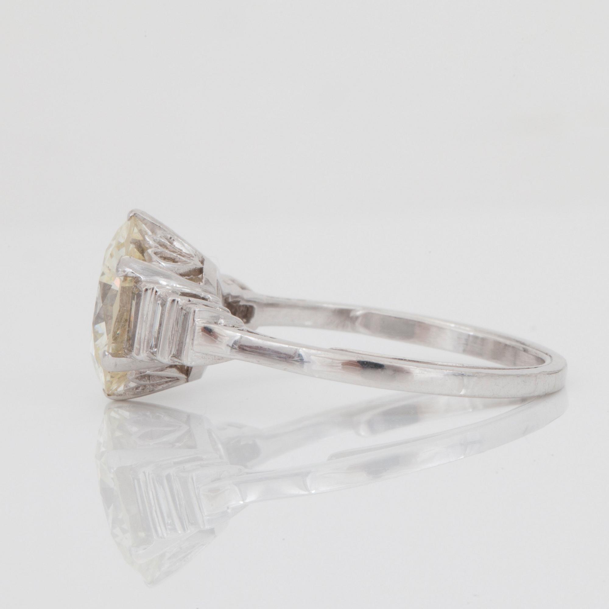 RING med gammalslipad diamant, ca 3.50 ct, flankerad av baguetteslipade diamanter.