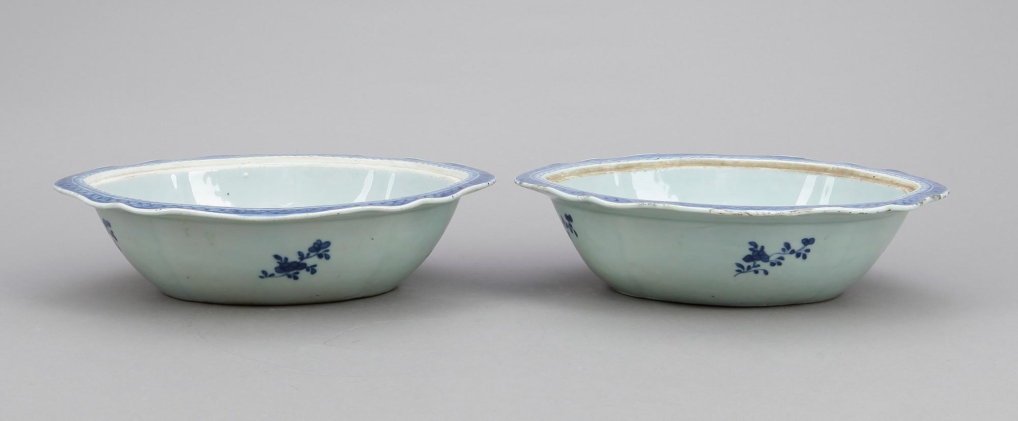 KAROTTER ETT PAR, & STEKFAT 2 st, porslin, Qingdynastin, Kina, 1700-tal till tidigt 1800-tal.