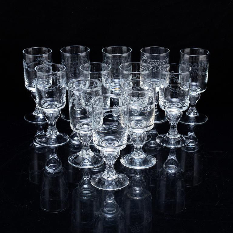 SNAPSGLAS, 12 st, och VITVINSGLAS,  12 st, "Antik", Reijmyre Glasbruk.