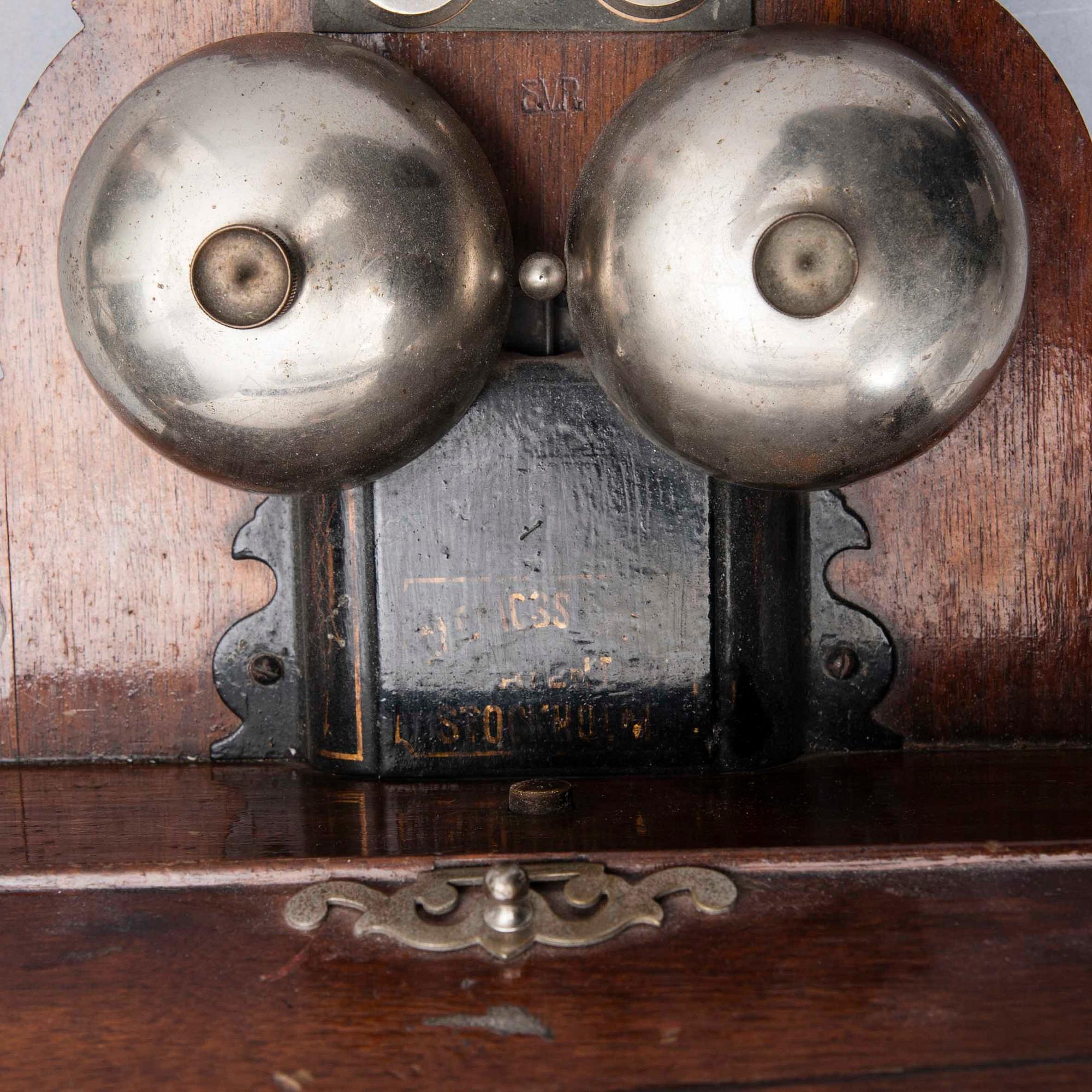 VÄGGTELEFON, märkt L.M. Ericsson Stockholm, tidigt 1900-tal.