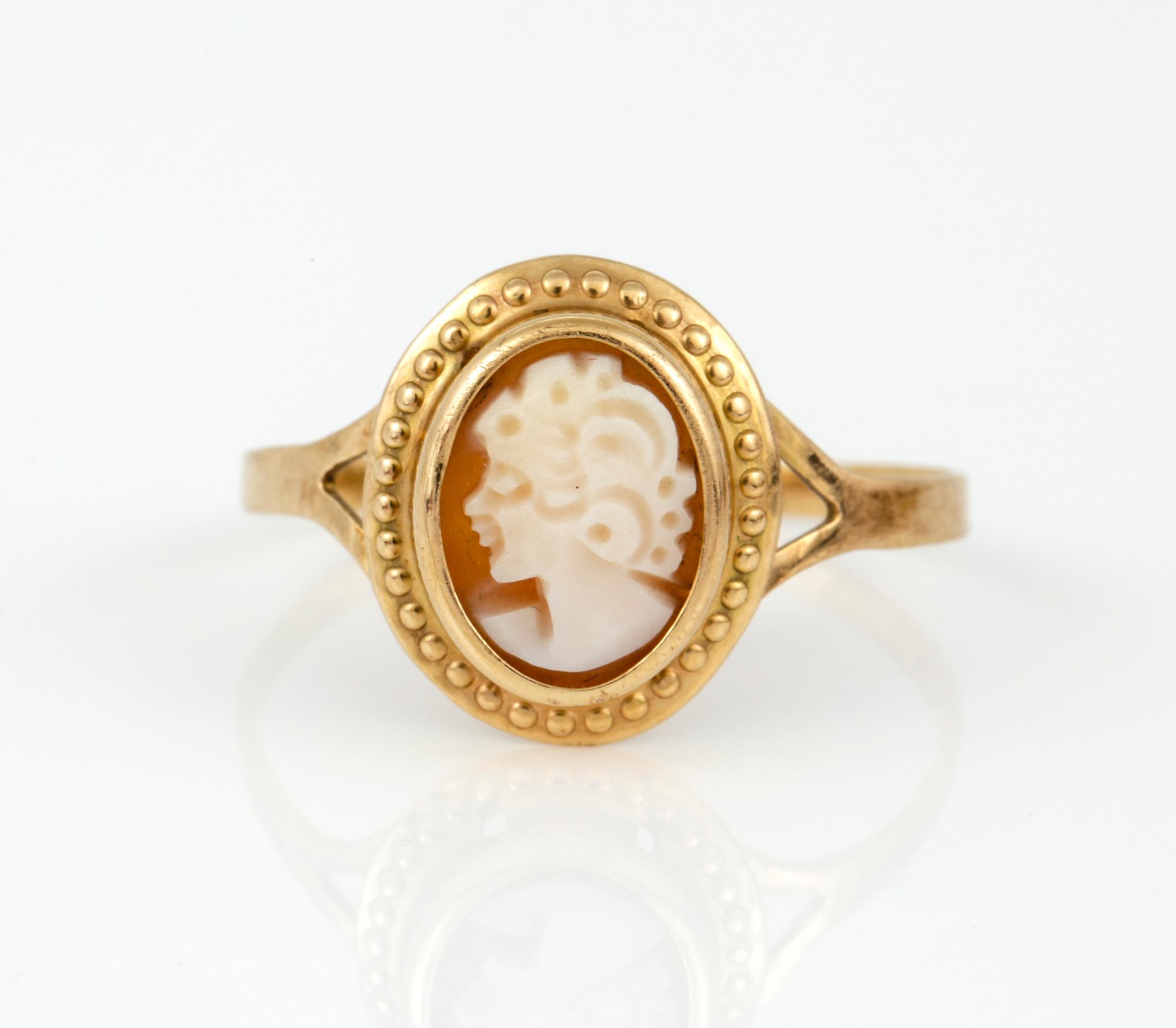 HÄNGE, ÖRHÄNGEN samt RING, Kamé samt 18 k guld. Omkring 1900-talets mitt. Vikt ca 13 gram.