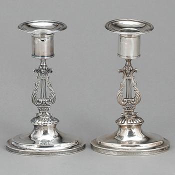 LJUSSTAKAR, ett par, silver, troligen Magnus Fryberg, Jönköping (verksam 1817-1834).