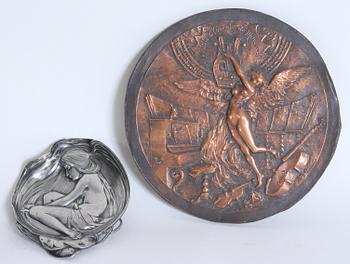 FAT, vitmetall, samt VÄGGPLAKETT, koppar, jugend, den senare sign "1893".