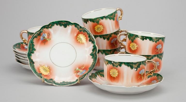 KAFFEKOPPAR, 7 st med fat, porslin, Kuznetsov ca 1900.