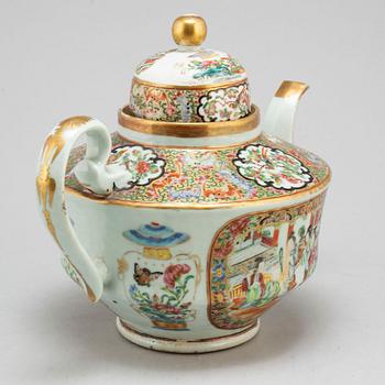 A large Canton famille rose tea pot with cover, Qing dynasty, 19th Century.