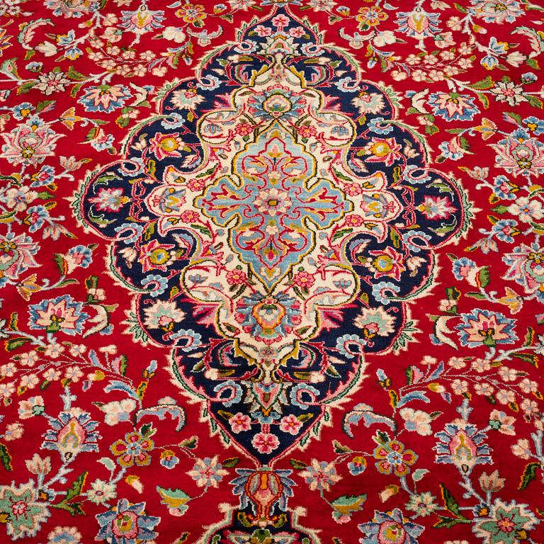 A carpet, semi-antique Kirman, signed, circa 400 x 300 cm.