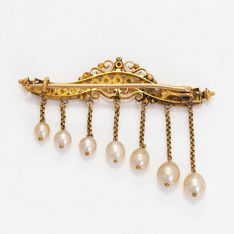 Rintaneula, 18K kultaa ja helmiä, mahdollisesti Venäjä.