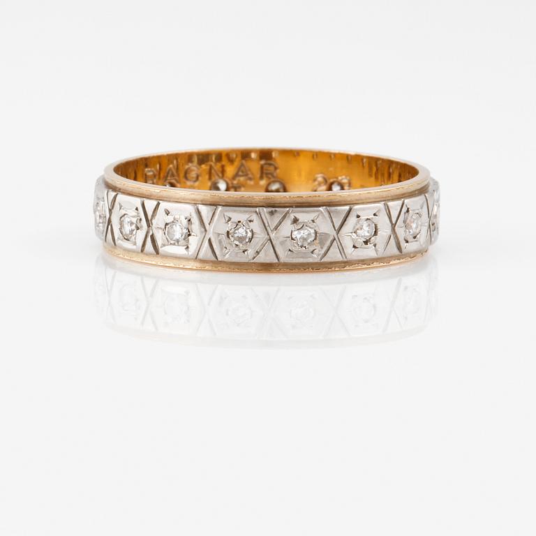 RING, 18K guld och vitguld med åttkantslipade diamanter 0.16 ct, Gustav Dahlgren & Co, Malmö, 1972. Vikt 2,9 gram.