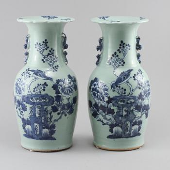 URNOR, ett par, porslin, Kina, 1800-tal.