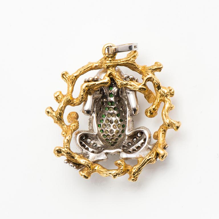 An 18K white and yellow gold pendant with brilliant cut diamonds ca. 0.87 ct in total, green garnets, yellow sapphires.