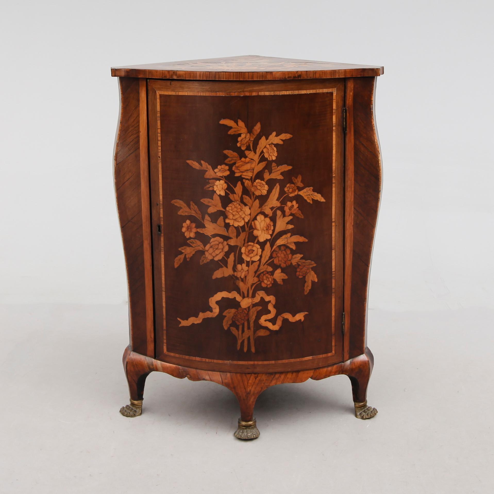 HÖRNSKÅP, sydeuropa, 1800-talets mitt.