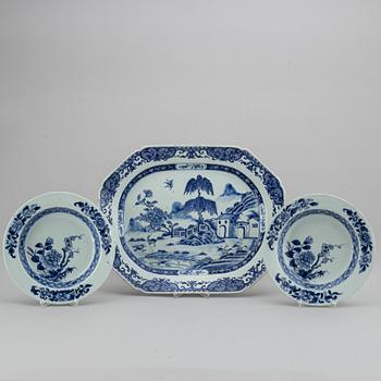 A pair of blue and white plates and a serving dish, Qing dynasty, Qianlong (1736-95).