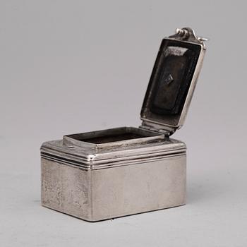 PARTI SILVER, 17 delar, bl a en dosa från London, 1800-talets senare del. Vikt ca 310 gram.