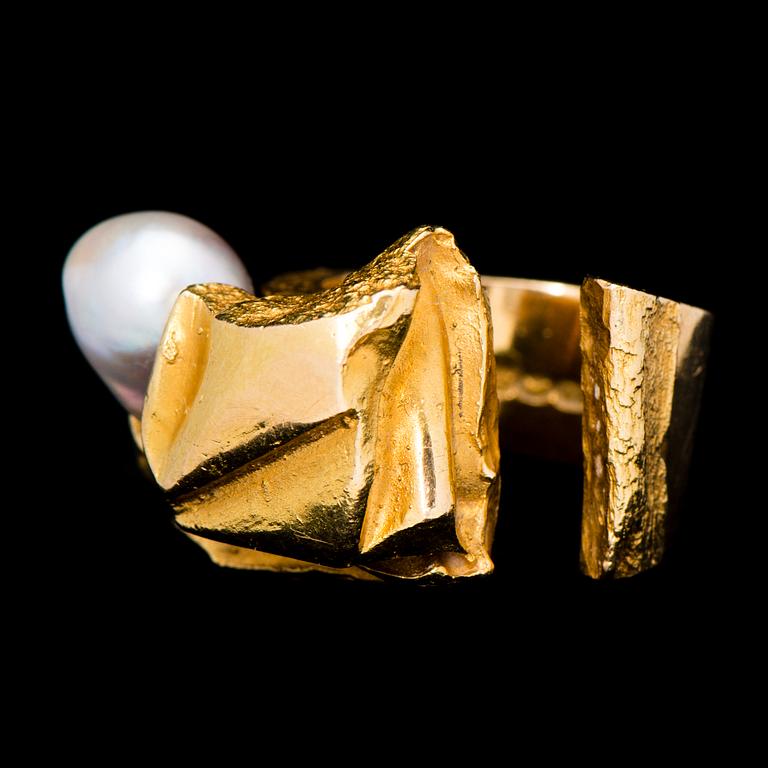 BJÖRN WECKSTRÖM, RING, "Ukkoshelmi", odlad pärla, 18K guld. Lapponia 1967.