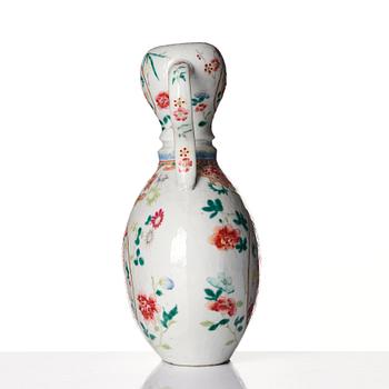 A famille rose double gourd vase, Qing dynasty, 19th Century.